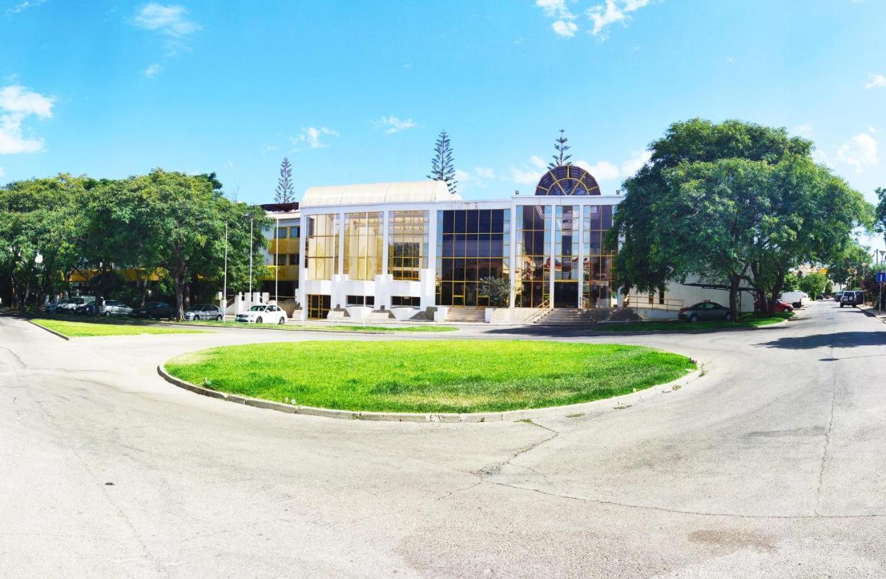 Moradia Geminada V0 - Localizacao Central - Privada Quarteira Exterior foto